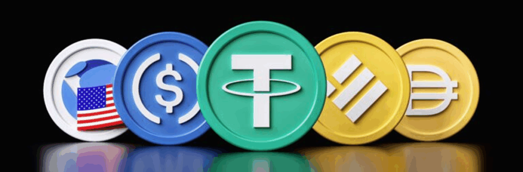 Uma fila de moedas digitais, incluindo Tether, representando o conceito de stablecoins atreladas a moedas fiduciárias