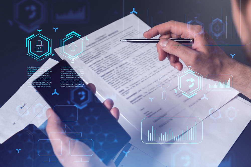 Pessoa analisando documentos e smartphone com ícones digitais, representando o conceito de smart contracts na blockchain.
