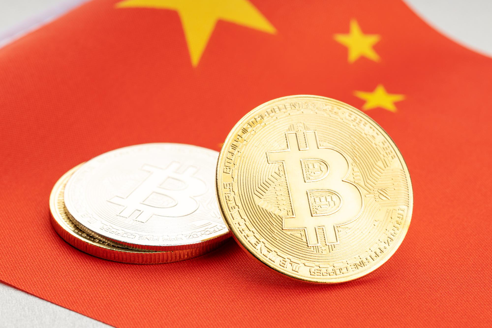 Moedas de Bitcoin posicionadas sobre a bandeira da China, simbolizando a repressão do país ao uso de criptomoedas e stablecoins.