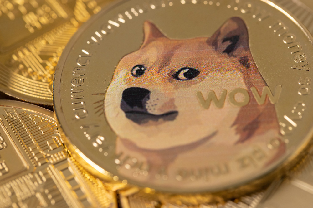 Moeda de Dogecoin em destaque sobre outras criptomoedas, simbolizando o auge histórico das memecoins no mercado cripto.