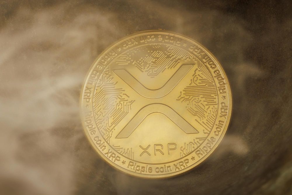 Moeda dourada de XRP em destaque simbolizando produto de rendimento earnXRP no ecossistema DeFi da Flare.