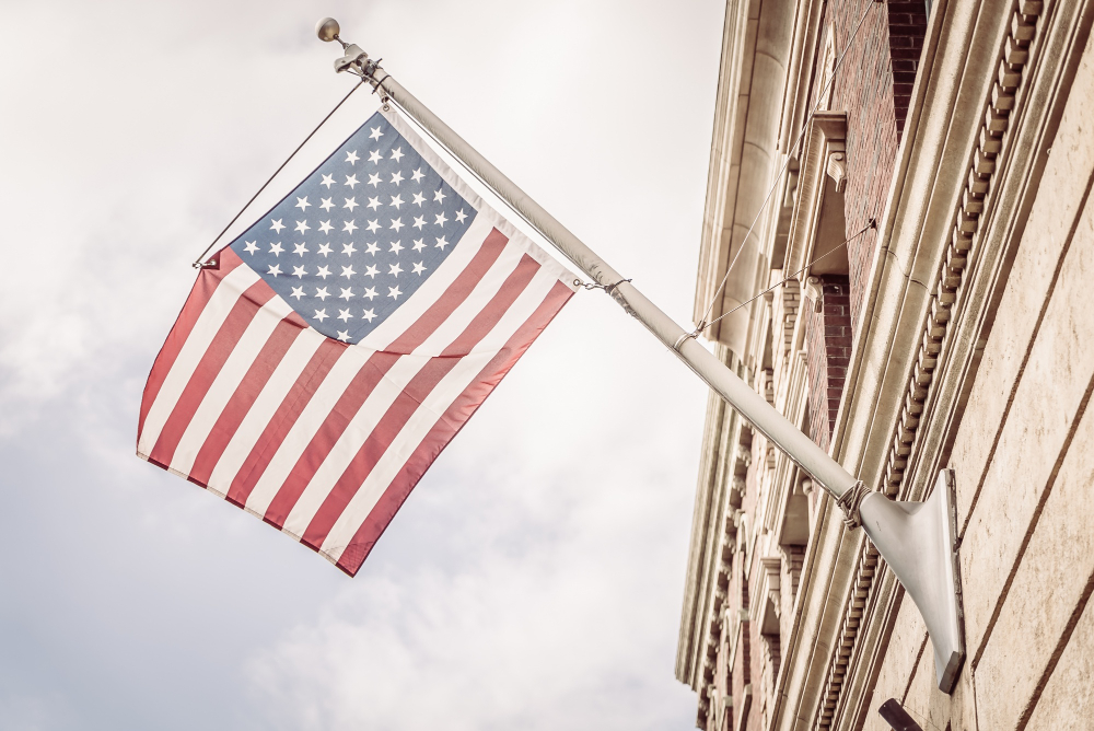 bandeira dos estados unidos hasteada em predio simbolizando debate regulatorio sobre criptomoedas no senado americano