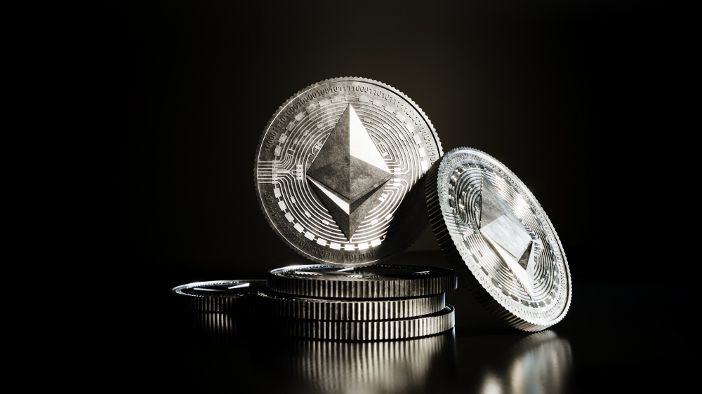 moedas de ethereum empilhadas sobre fundo escuro simbolizando maturidade e resiliencia da rede blockchain