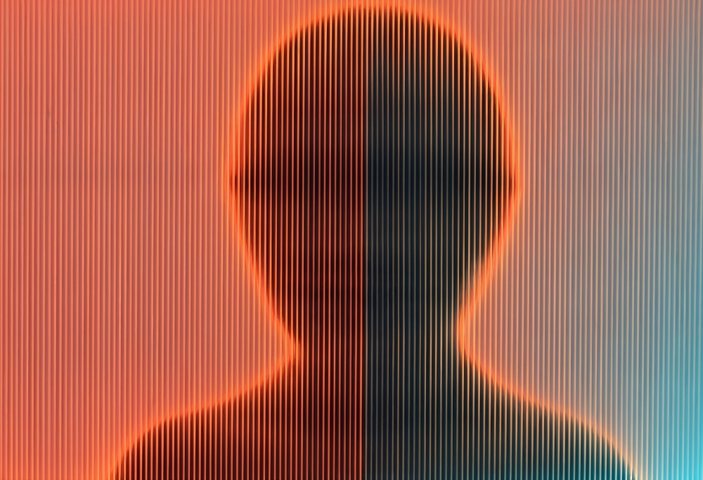 silhueta de rosto com efeito digital representando deepfake usado em golpes contra usuários de criptomoedas