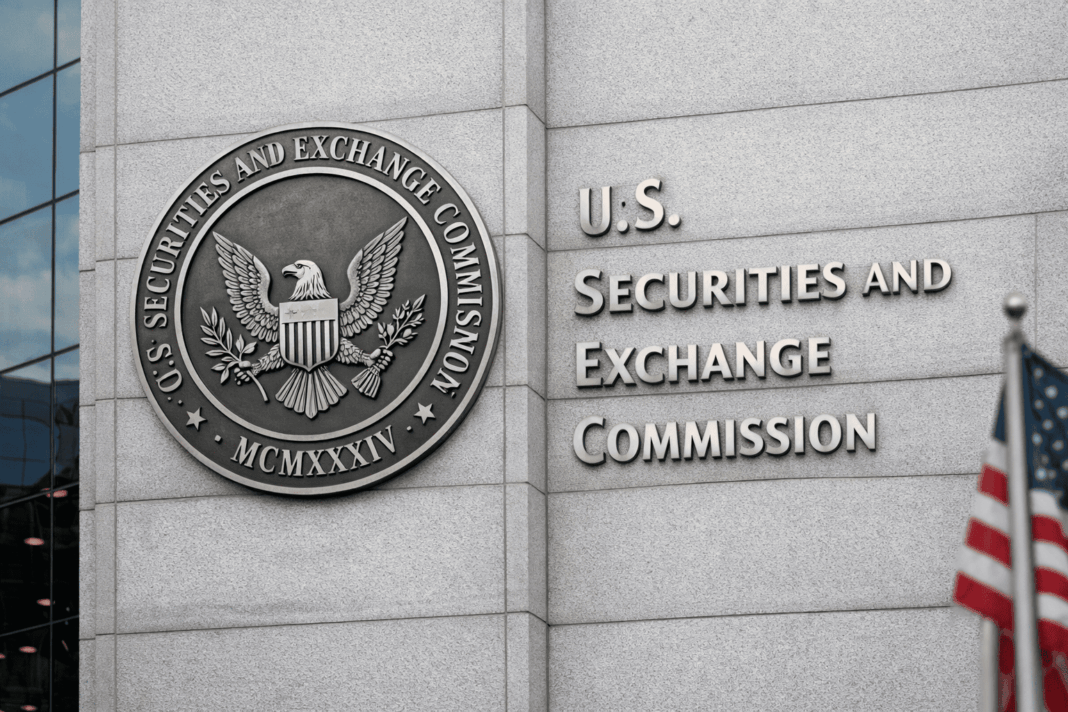 fachada da SEC com o selo da agência e a inscrição “U.S. Securities and Exchange Commission”, representando regulação de ativos tokenizados em blockchain